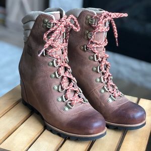 Sorel Conquest lace up wedge boot 7.5